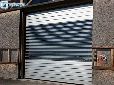 puerta industrial de aluminio aislada